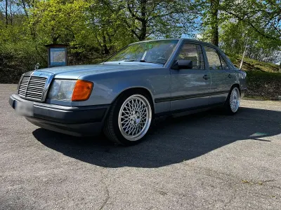 Gebraucht Mercedes 260 160 PS (117 kW) 1989 Blau Limousine