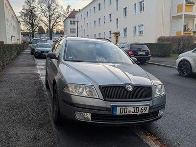 Grau Gebraucht 2007 Skoda Octavia Ambiente Kombi | 2.200 € (Fairer Preis)