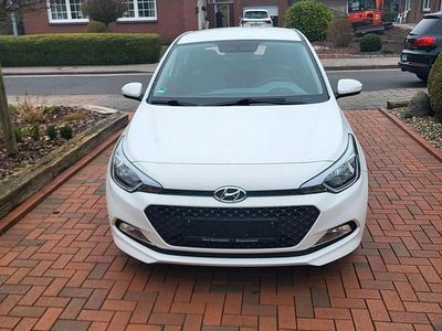 Gebraucht Hyundai i20 75 PS (55 kW) 2016 Weiß Limousine