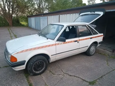 Gebraucht Ford Escort 69 PS (50 kW) 1986 Weiß Limousine