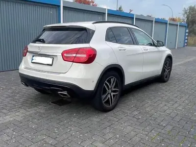 Gebraucht Mercedes GLA200 Urban 156 PS (114 kW) 2015 Weiß SUV