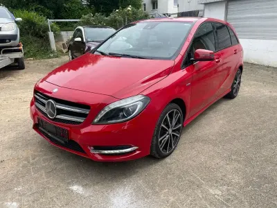 Gebraucht Mercedes B200 156 PS (114 kW) 2012 Rot Kleinwagen