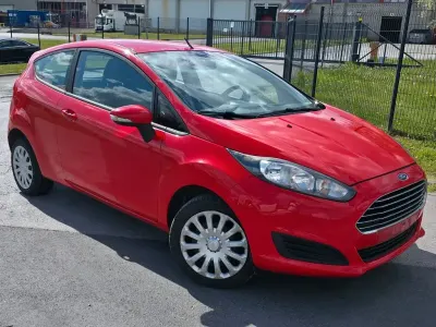 Usado Ford Fiesta 75 HP (55 kW) 2014 Vermelho Citadino