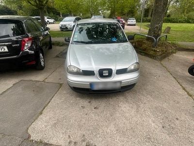 Usado Seat Arosa 50 HP (36 kW) 2004 Prateado Citadino