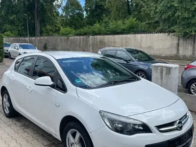 Gebraucht Opel Astra Selection 101 PS (74 kW) 2012 Weiß Limousine