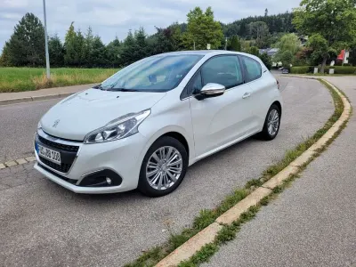 Gebraucht Peugeot 208 Allure 110 PS (80 kW) 2016 Weiß Kleinwagen