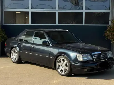 Używany Mercedes E500 320 KM (235 kW) 1994 Czarny Sedan/Limuzyna