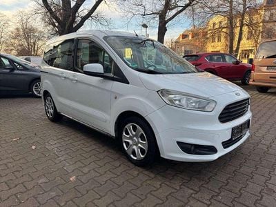 Weiß Gebraucht 2015 Ford Tourneo Courier Van / Kleinbus | 6.590 € (Teuer)