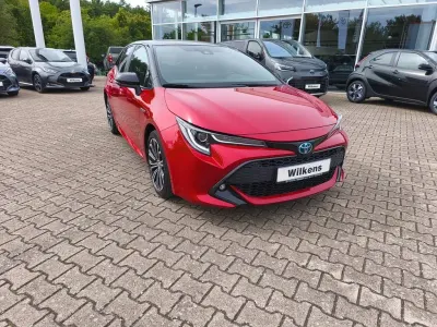 Gebraucht Toyota Corolla Hybrid Club 184 PS (135 kW) 2019 Karminarot Limousine