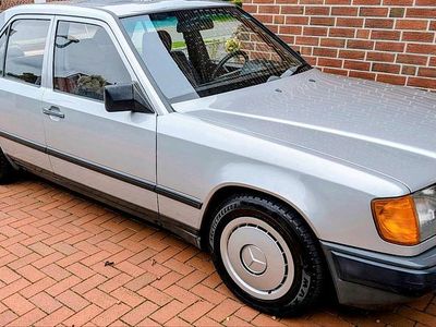 Usata Mercedes E230 132 CV (97 kW) 1989 Argento Berlina