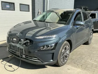 Gebraucht Hyundai Kona Trend 150 kW (204 PS) 2024 Blau teal blue / met (metallic) SUV