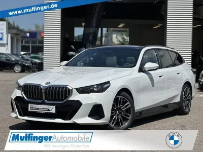 Gebraucht BMW 550e M Sport 489 PS (359 kW) 2025 Alpinweiss Kombi