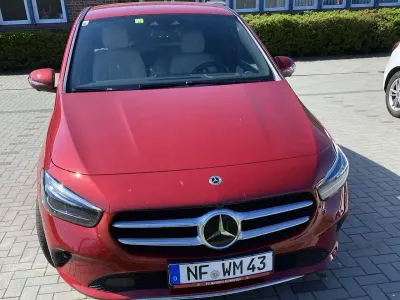 Gebraucht Mercedes B250 224 PS (164 kW) 2021 Rot Van / Kleinbus
