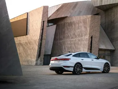 Gebraucht Audi Q6 e-tron S-Line 284 kW (387 PS) 2025 Daytonagrau perleffekt SUV