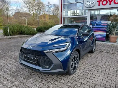 Neu Toyota C-HR 197 PS (144 kW) 2025 Grün SUV