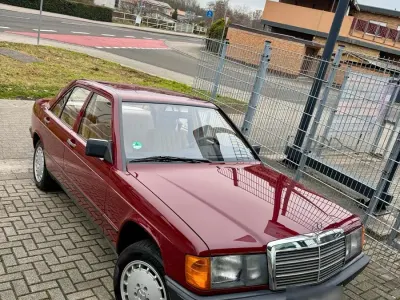 Brugt Mercedes 190 122 HK (89 kW) 1984 Rød Sedan