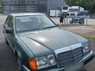 Gebraucht Mercedes E230 132 PS (97 kW) 1992 Grün Limousine