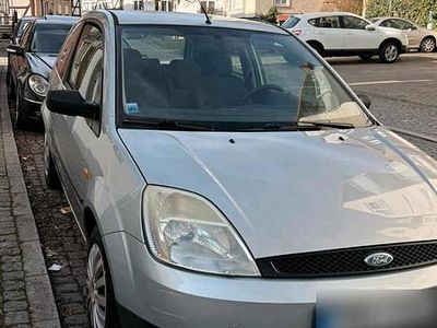 Gebraucht Ford Fiesta 90 PS (66 kW) 2004 Silber Kleinwagen