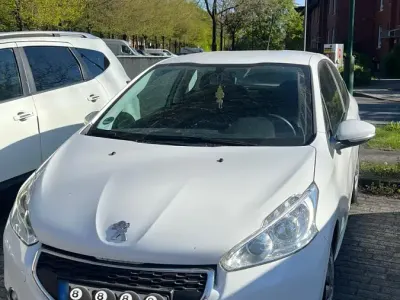 Gebraucht Peugeot 208 99 PS (72 kW) 2015 Weiß Kleinwagen