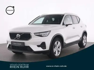 Gebraucht Volvo XC40 Core 163 PS (119 kW) 2024 Weiß crystal white / metallic SUV
