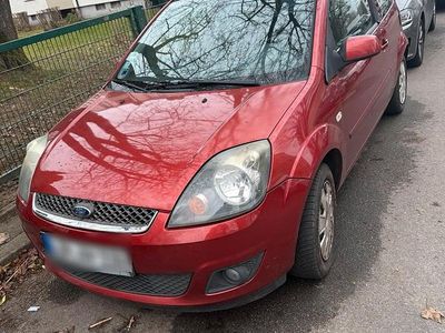Rot Gebraucht 2007 Ford Fiesta Kleinwagen | 1.900 €