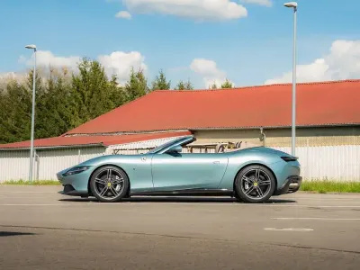 Neu Ferrari Roma 620 PS (456 kW) 2025 Blau Cabrio