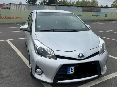 Gebraucht Toyota Yaris Hybrid 75 PS (55 kW) 2012 Silber Kleinwagen