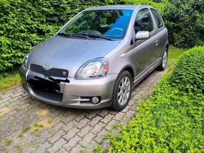Gebraucht Toyota Yaris 106 PS (77 kW) 2001 Silber Kleinwagen
