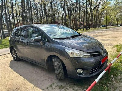 Gebraucht Toyota Verso Executive 111 PS (81 kW) 2015 Grau Van / Kleinbus