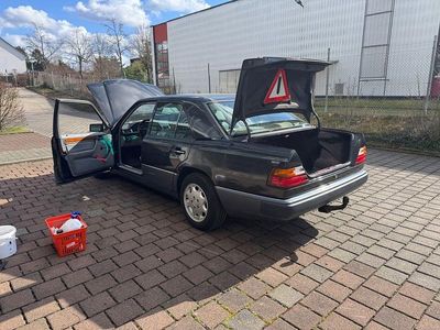 Gebraucht Mercedes E230 136 PS (100 kW) 1992 Schwarz Limousine