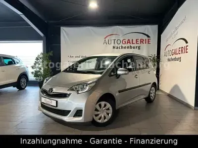 Gebraucht Toyota Verso-S 99 PS (72 kW) 2015 Silber Van / Kleinbus