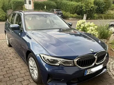 Gebraucht BMW 330e 292 PS (214 kW) 2020 Blau Kombi