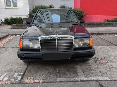 Usata Mercedes E230 137 CV (100 kW) 1987 Nero Berlina