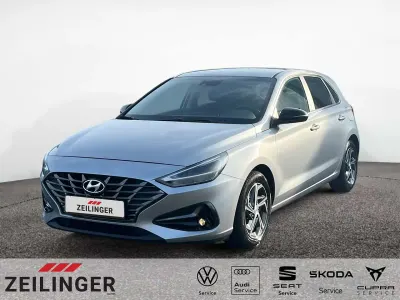 Gebraucht Hyundai i30 120 PS (88 kW) 2024 Shimmering silver Limousine