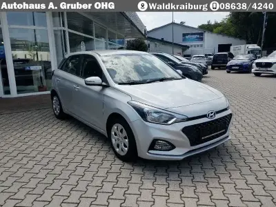 Gebraucht Hyundai i20 Trend 101 PS (74 kW) 2019 Silber Kleinwagen