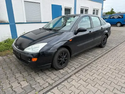 Usado Ford Focus Ghia 116 CV (85 kW) 2001 Negro Berlina
