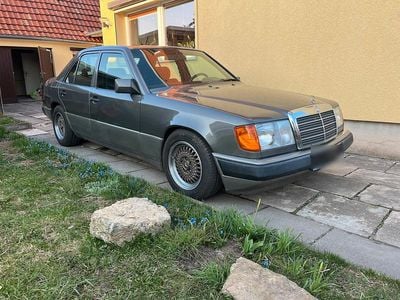 Gebraucht Mercedes E220 165 PS (121 kW) 1993 Grau Limousine