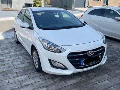 Gebraucht Hyundai i30 Trend 101 PS (74 kW) 2016 Weiß Limousine