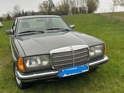 Gebraucht Mercedes 230 136 PS (100 kW) 1983 Silber