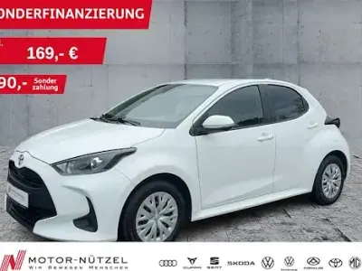 Używany Toyota Yaris Comfort 72 KM (52 kW) 2021 Biały Hatchback