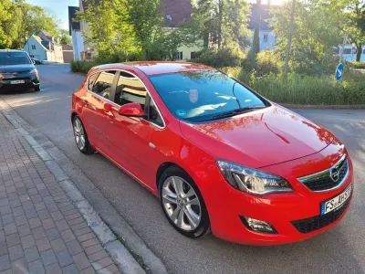 Gebraucht Opel Astra Edition 179 PS (131 kW) 2013 Rot Limousine