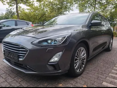 Gebraucht Ford Focus Titanium 125 PS (91 kW) 2018 Grau Kombi