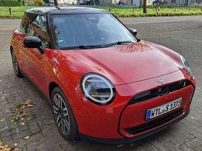 Neu Mini Cooper SE Classic 160 kW (218 PS) 2025 Rot Kleinwagen