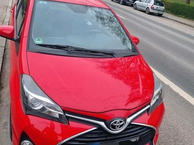 Gebraucht Toyota Yaris 69 PS (50 kW) 2014 Rot Kleinwagen