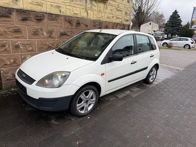 Gebraucht Ford Fiesta Ambiente 60 PS (44 kW) 2005 Weiß Kleinwagen