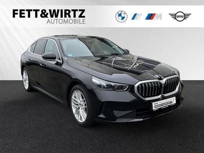 Saphirschwarz metallic Gebraucht 2024 BMW 520 Limousine | 48.779 € (Superpreis)