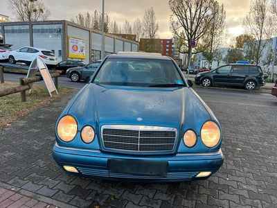Mercedes E200