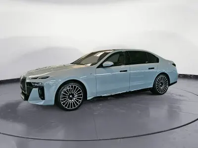 Gebraucht BMW 740 Sport Line 299 PS (219 kW) 2025 Silber Limousine