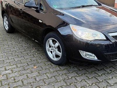 Gebraucht Opel Astra Edition 140 PS (102 kW) 2011 Schwarz Kombi