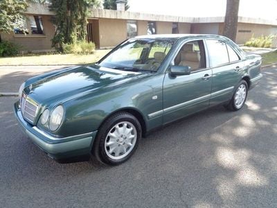 Usata Mercedes E320 Elegance 220 CV (161 kW) 1995 Verde Berlina